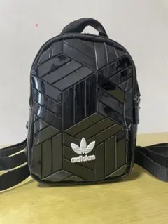 adidas 幾何学模様 ブラックリュック
