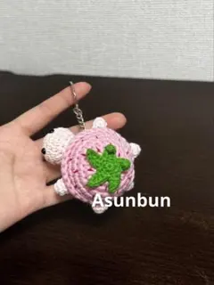 ハンドメイド　あみぐるみ　いちごの亀のキーホルダー