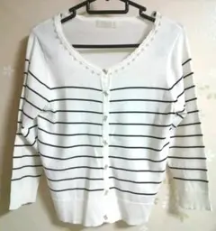 【美品】パターン フィオナ　ホワイトボーダー柄パールビジュー付きカーディガン