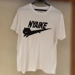 NIKEパロディー白色Ｔシャツ、黒猫NYAIKE