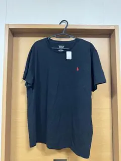 黒のポロスタイルTシャツ