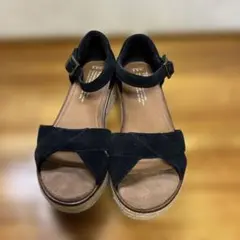 TOMS スエード アンクルストラップ サンダル ブラック W5.5のサムネイル