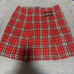 赤と黒のチェック柄プリーツスカート