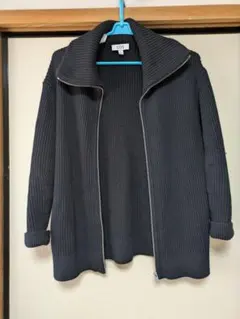 COS（コス）のジップアップニットカーディガン（ドライバーズニット）