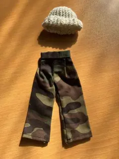 迷彩パンツと帽子のセット