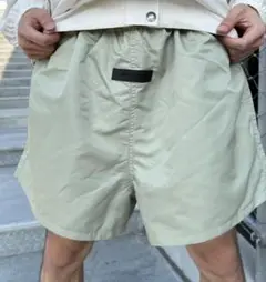 オリーブグリーン ショートパンツ　ESSENTIALS