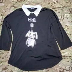NieR CLOTHING 襟付きロングカットソー NieRちゃんプリント