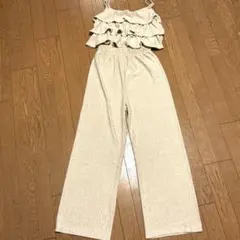 フリル付きベージュセットアップ