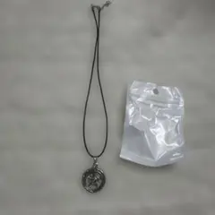 シルバー色 星形模様 ネックレス