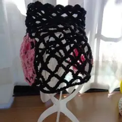 かぎ編みの黒とピンクの帽子　ヘッドドレス