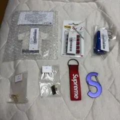 Supreme 小物　エアフレシュナー　キーホルダー　ピンバッジ　ステッカー他のサムネイル