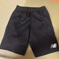 New Balance 黒 ハーフパンツ