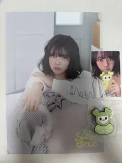 TWICE まとめ売り　ポスター、CD、カード、雑誌、ミニペンライト TWICE まとめ売り ポスター、CD、カード、雑誌、ミニペンライト