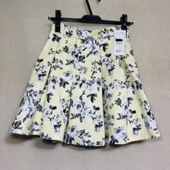 新品　INGNI イング　花柄タックフレアスカート　Mサイズのサムネイル