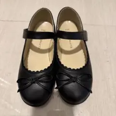 黒いリボン付きストラップシューズ