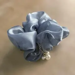 大きめ　シュシュ　透け感　オーガンジー　ブルーグレー　パール風チャーム付き