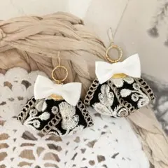 専用 インド刺繍リボンの白いリボン付フックピアス モノトーン 匿名配送
