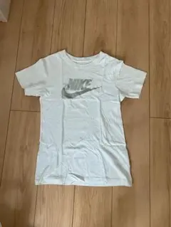 NIKE ホワイト Tシャツ シルバーロゴ　150のサムネイル