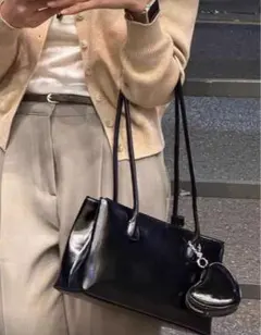 ブラックショルダーバッグ ハート型ポーチ付き