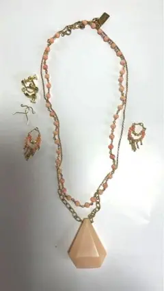 本珊瑚のネックレスとレジンのペンダント。本珊瑚のイヤリング、またはピアス。