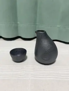 黒い陶器製 徳利とおちょこセット