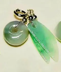 翡翠A貨とシルバーS925を使用したドーナツ型と三角形のペンダント。