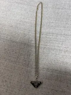 PRADA トライアングルロゴ ネックレス シルバーのサムネイル