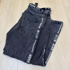 【美品】BLACK EYE PATCH デニムジーンズ　定価3万円　全面ロゴ刺繍 BlackEyePatch ブラックアイパッチ パンツ Bロゴ ヴィンテージ加工