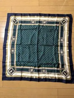 エレガントな緑と紺のスカーフ