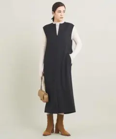 【ビューティ＆ユース】キーネック フロントスリット ジャンパースカート 黒