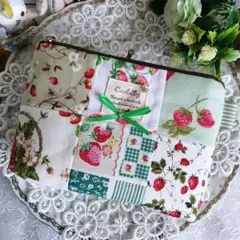 いちご柄16ポーチ✤グリーン系パッチワーク✽ハンドメイド