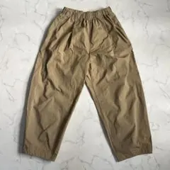 人気のかぐれ コットンクロップドパンツ　アーバンリサーチ　ベージュ