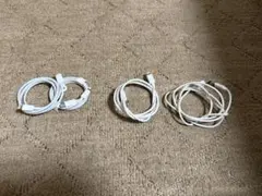 複数のホワイトLightningケーブル