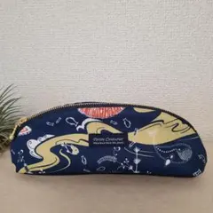 ラウンドペンケース　ふんわりポーチ　横長ポーチ　リバティ生地　シーガーデン　紺色
