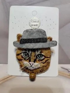 猫刺繍ブローチ　天然石つき