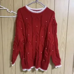 赤いケーブルニットセーター
