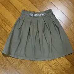 オリーブデオリーブ　ミニスカート　ビジュー付き　フレアスカート　カーキ　ミニ丈