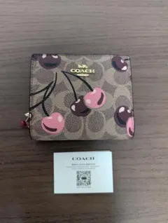 コーチ二つ折りチェリー柄財布