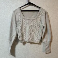 ライトグレー ケーブルニット セーター