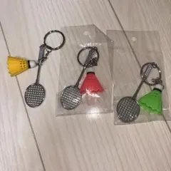 バドミントンラケットとシャトルコックキーホルダー3個セット