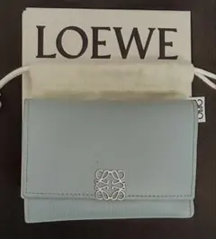 Loeweトライフォールド ウォレット（サテンカーフ） 水色 - メルカリ