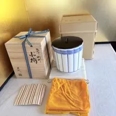 2244様感謝‼️茶人の心　水指の佳品‼️染付漆蓋　在銘藤城　落款黄布桐箱紙箱二重箱のサムネイル