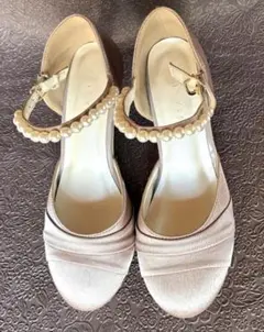 ピンク サテン パールストラップ付パンプス