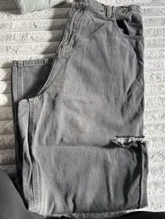 グレー ダメージデニムパンツ