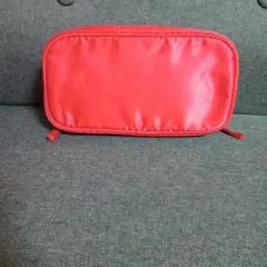 赤い長方形ポーチ
