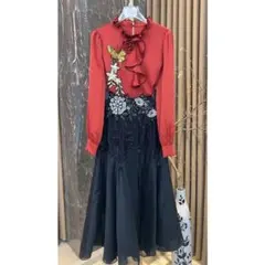 エレガントな赤い蝶と花の刺繍トップス　スカートセット