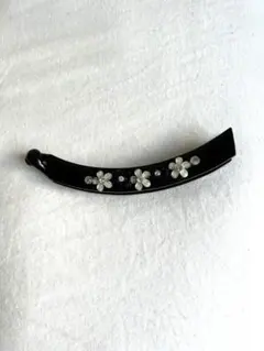 黒い花モチーフのヘアクリップ