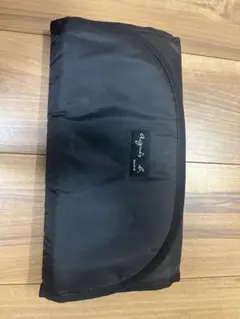 黒の折りたたみおむつ替えマット