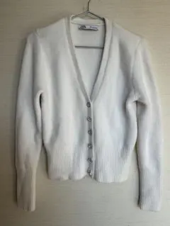 ZARA（ザラ）の「ビジューボタン ニットカーディガン」