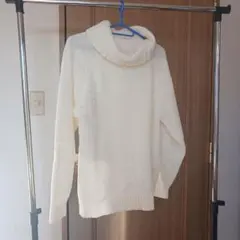 美品！オフホワイト タートルネック ニット
